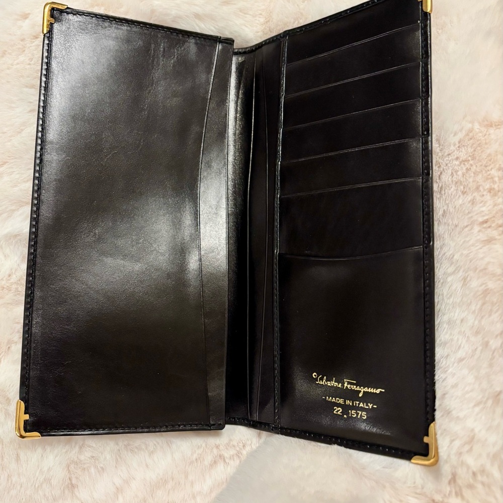Salvatore Ferragamo Elegant Leather Wallet in Box - Picture 2 of 16
